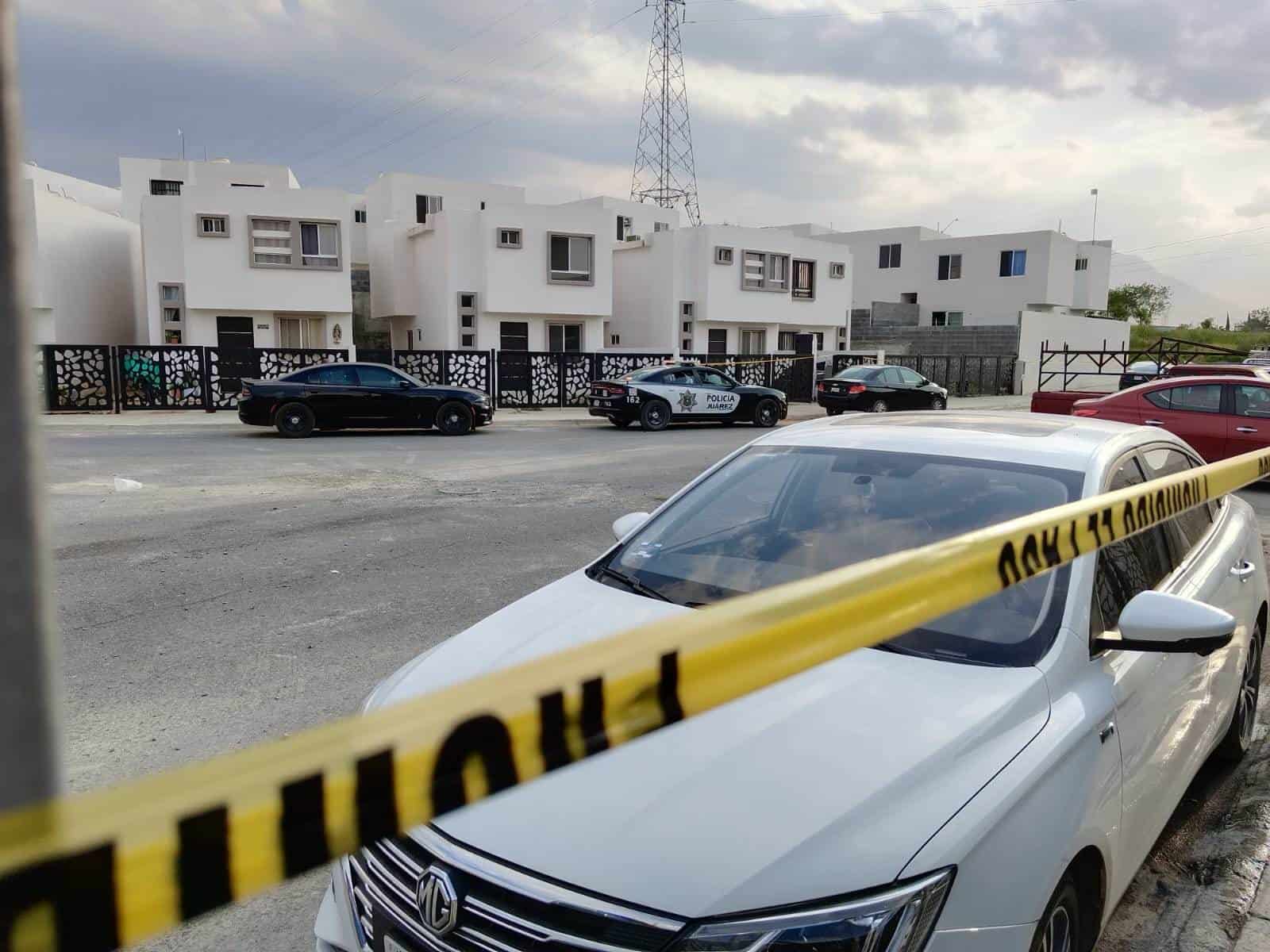 Una mujer policía de LA Secretaría de Seguridad Pública de Juárez, fue hallada sin vida en el patio de su vivienda, agentes ministeriales indagan los hechos.