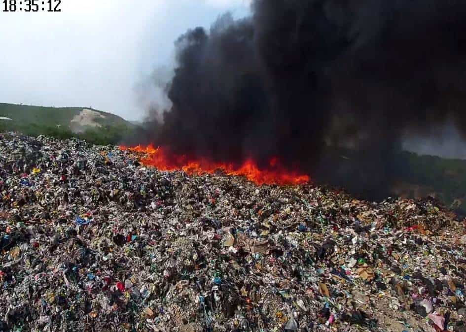 A 48 horas de haberse iniciado el incendio del basuero municipal del municipio de Pesquería, los puestos de socorro no han podido controlarlo debido a la cantidad de desechos que están confinados.