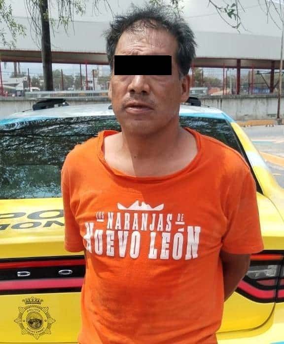 Luego de presuntamente lesionar con un arma blanca a un peatón, un hombre fue detenido por oficiales de la Policía de Monterrey, en el centro de la ciudad.