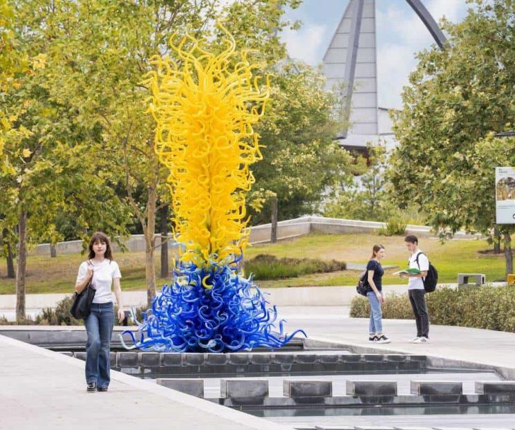 Instalan obra de Dale Chihuly exclusiva para la UDEM