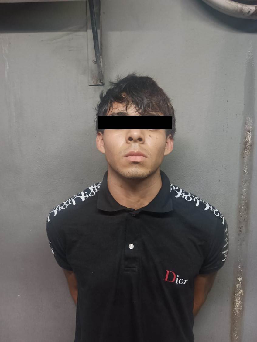 Dos jóvenes que viajaban en una motocicleta sin placas y a exceso de velocidad fueron apresados por portación de arma de fuego, pero de acuerdo con testigos de un ataque, ambos estarían relacionados con un asesinato cometido esta madrugada en Apodaca.