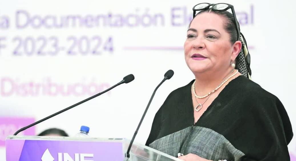AMLO defiende a presidenta del INE