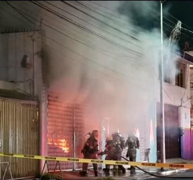 Un vehículo que estaba estacionado dentro de una cochera del centro de la ciudad, termino totalmente destruido al incendiarse repentinamente.