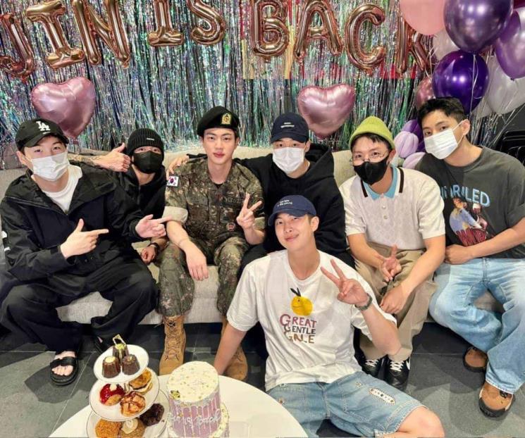 Jin de BTS termina servicio militar y las Army lo celebran