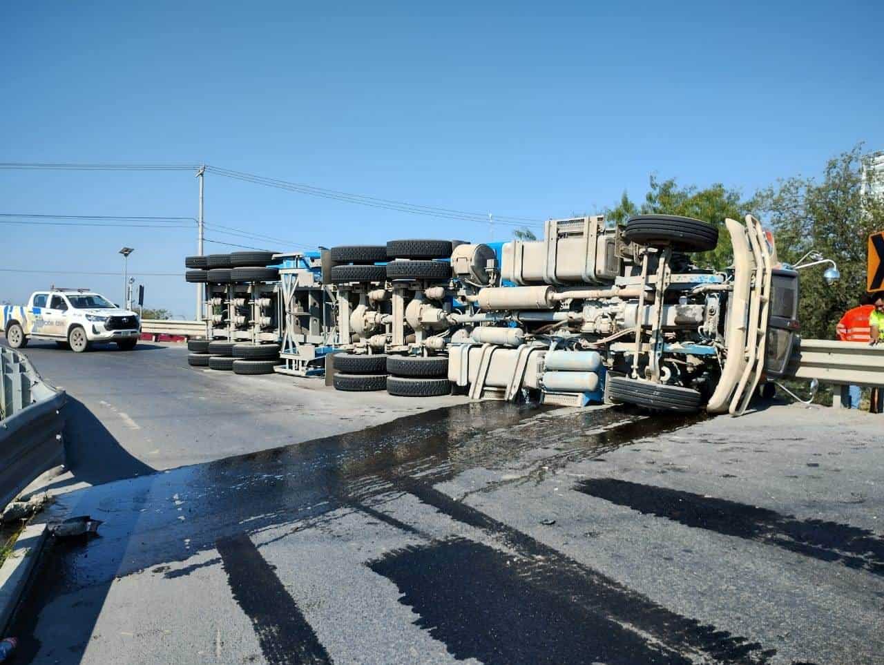 Un tráiler cargado con varias toneladas de escombro, terminó volcado en un tramo carretero del municipio de Pesquería, dejando un saldo de una persona lesionada, siendo el conductor de la pesada unidad.