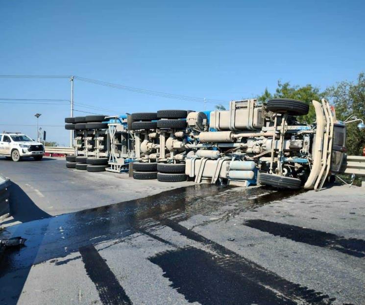 Vuelca tráiler cargado de escombro