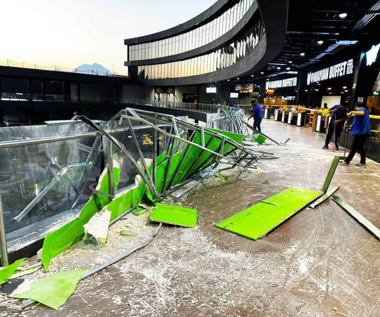 Colapsa fachada de plaza comercial