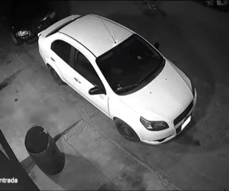 Buscan a hombre que incendia auto