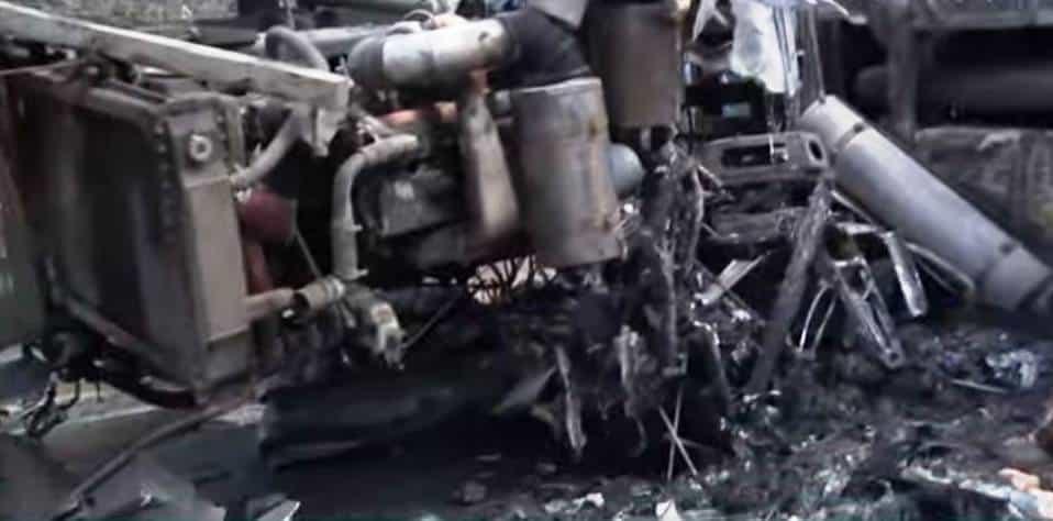 Vuelca camión de carga y se incendia