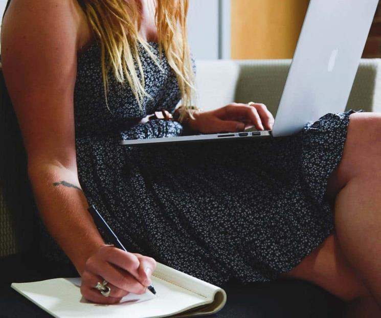 Mujeres superan a hombres en uso de internet por primera vez