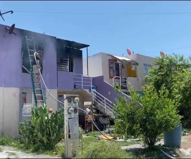 Rescatan a familia de casa en llamas