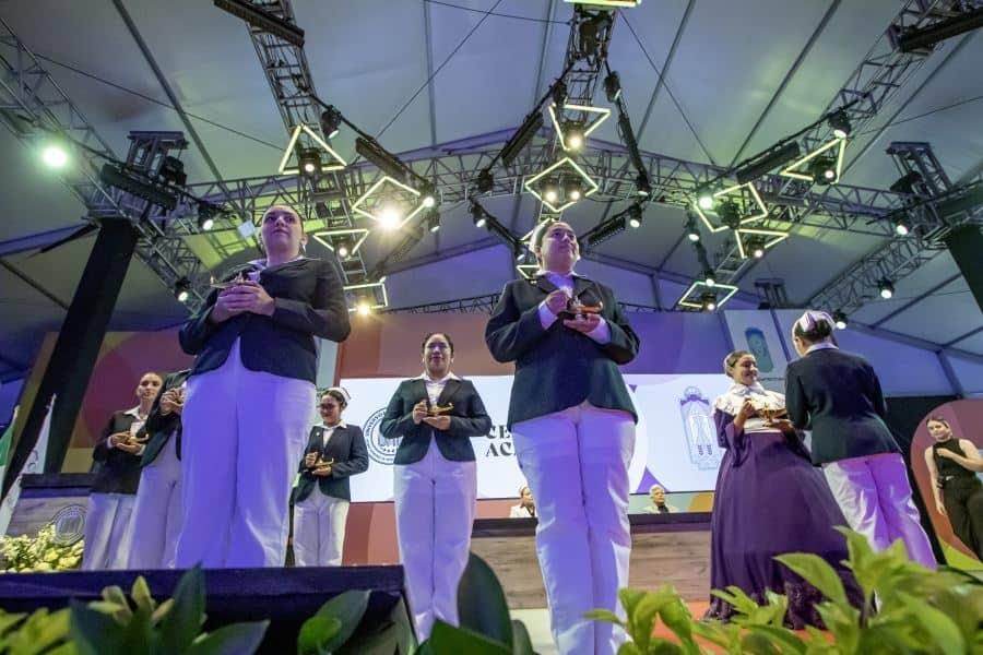 Llaman a graduados de Enfermería a nunca de dejar de explorar