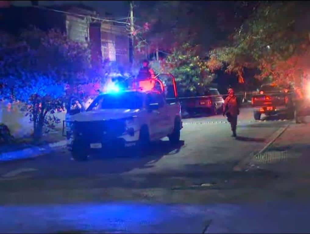 Un presunto narcodistribuidor se salvó de morir, luego de correr al ver la llegada de dos pistoleros, que le dispararon desde una motocicleta, en el sector de San Bernabé en esta ciudad.