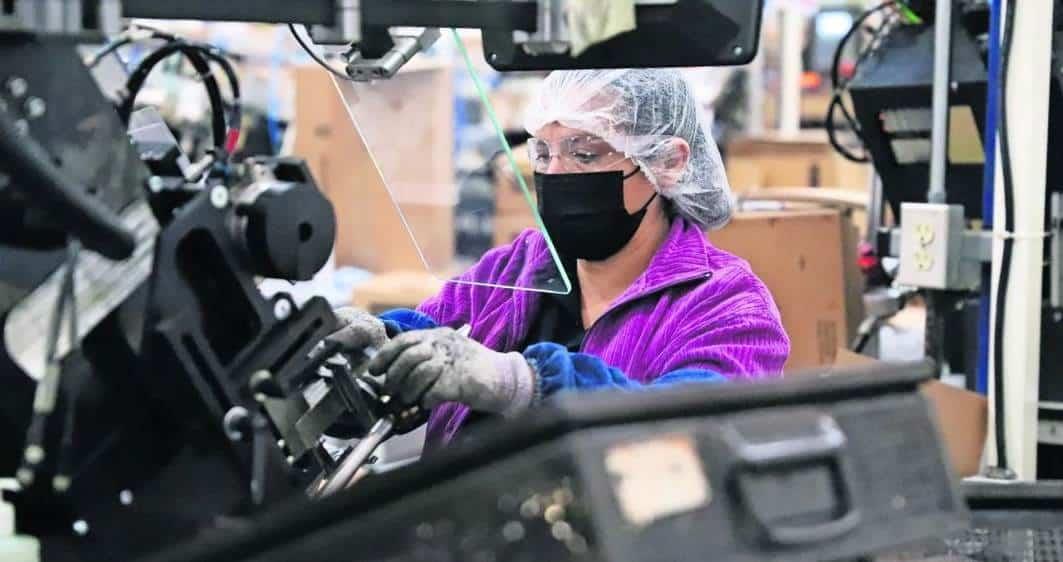 Empleo manufacturero logra ligera recuperación en abril
