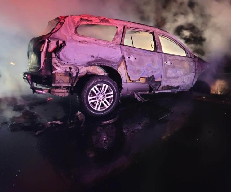 Se incendia camioneta en Linares