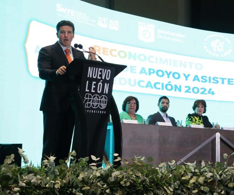 Entrega Samuel García reconocimientos a maestros