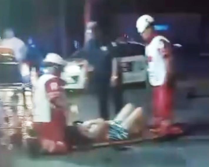 Salen disparados tras chocar en moto