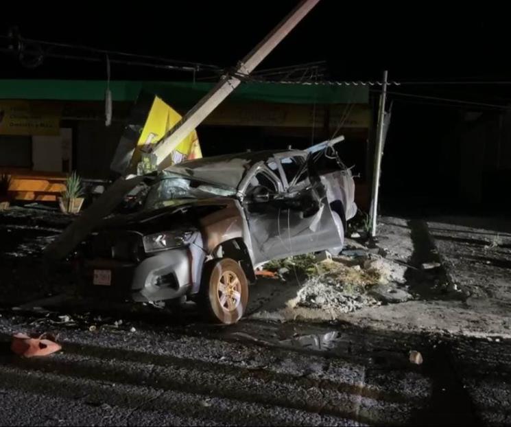 Destroza poste y queda grave