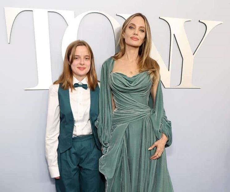 Angelina Jolie gana el premio Tony junto a su hija Vivienne Angelina Jolie gana el premio Tony junto a su hija Vivienne