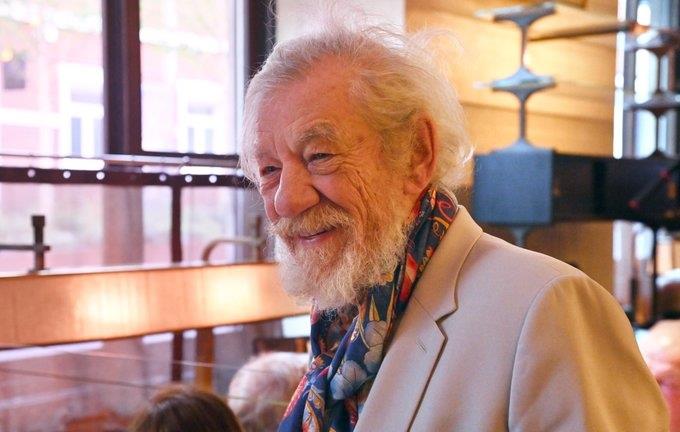 Ian McKellen es hospitalizado tras caer de un escenario