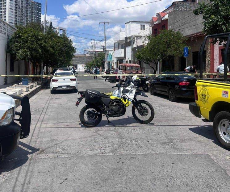 Atacan a hombre en lote de autos