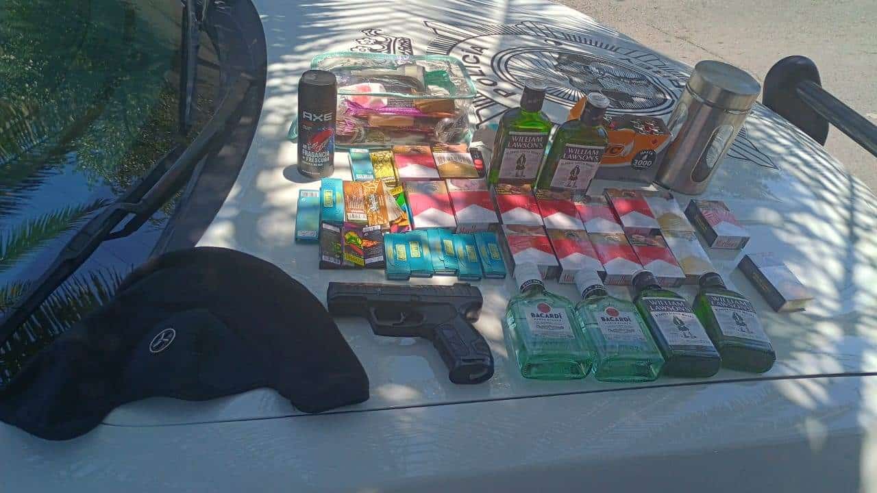 Luego de una persecución a balazos, oficiales de la Policía de Monterrey lograron la detención de una pareja que presuntamente momentos antes participó en un robo a tienda de conveniencia, a bordo de un vehículo robado y con placas colgadas, y terminaron por estrellarse contra la patrulla policiaca, ayer al poniente de la ciudad.