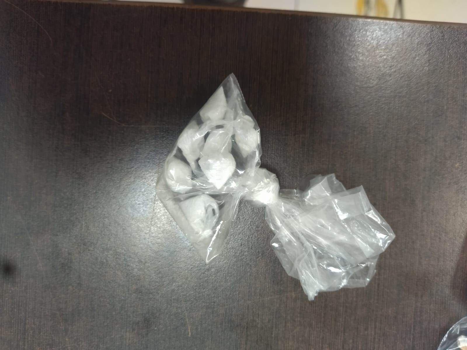 Un grupo de siete personas, entre ellas una mujer, fueron detenidas por oficiales de la Policía de Monterrey, por la presunta posesión de 58 envoltorios de hierba verde con las características de la mariguana, cuando ocasionaban una riña entre ellos en la vía pública, la noche del domingo en el centro de la ciudad.