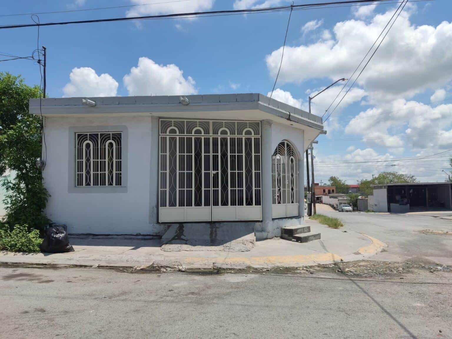 Elementos de la Agencia Estatal de Investigaciones, indagan la muerte de un hombre fue encontrado sin vida, frente a un domicilio en la Colonia Real de San José, en el municipio de Juárez.