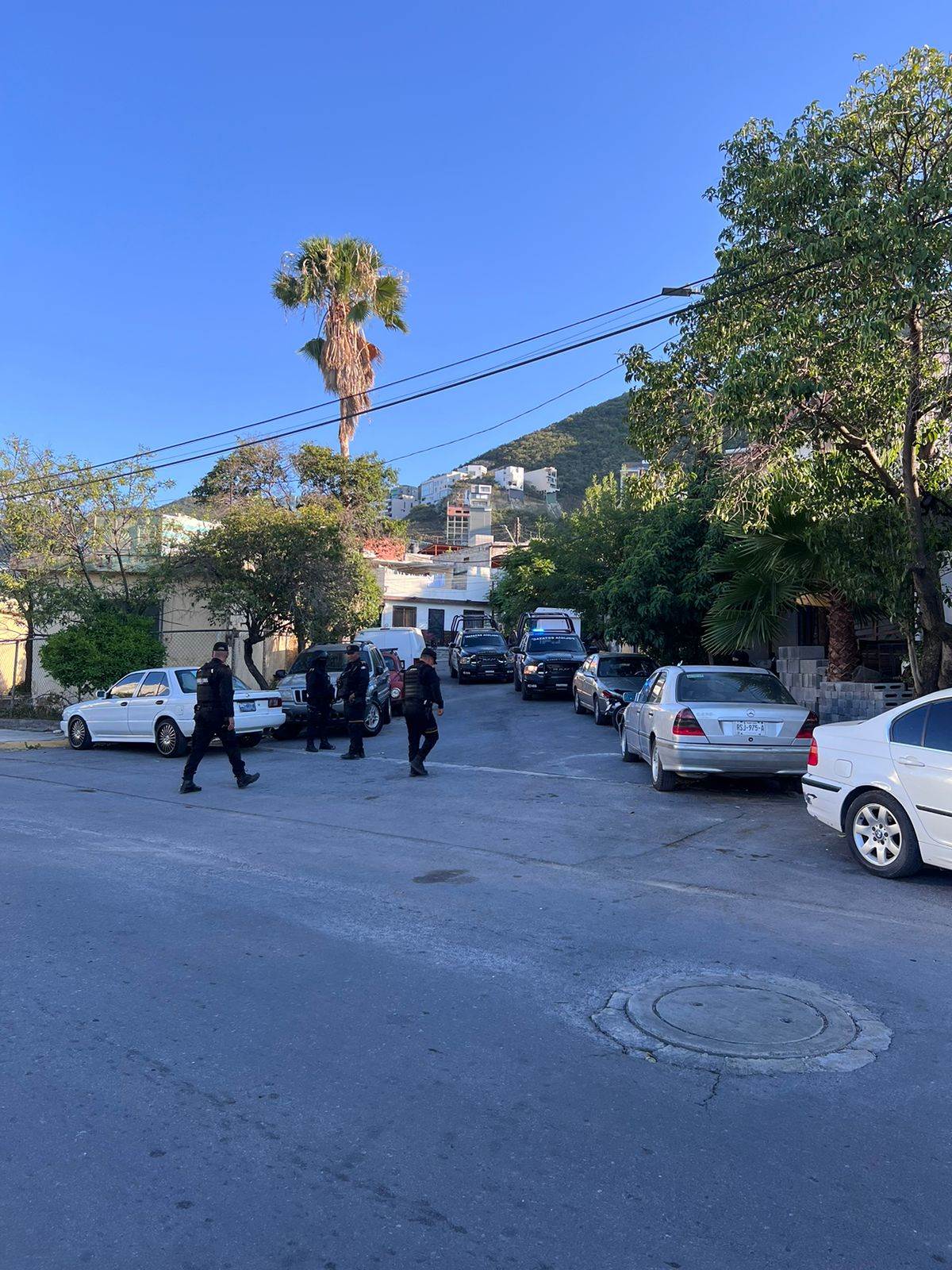 Tras ser agredido a balazos afuera de su domicilio, un hombre fue llevado en vehículo particular a un nosocomio, al sur de la ciudad.