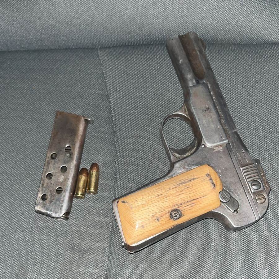 En el momento en que realizaba necesidades fisiológicas en la vía pública, un hombre fue detenido por oficiales de la Policía de Monterrey, luego que al revisarlo presuntamente le encontraran un arma de fuego Calibre 7.65 con dos cartuchos hábiles y dinero en efectivo.
