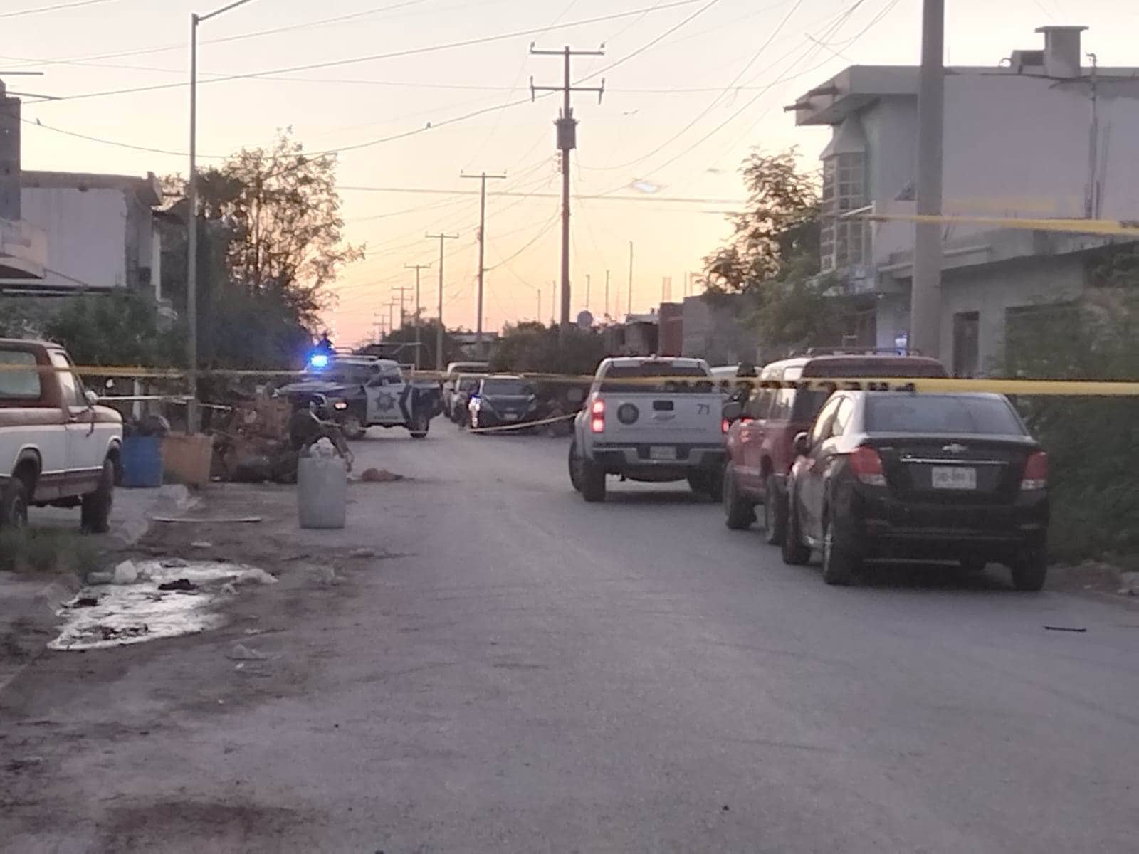 Dos hombres fueron ejecutados a balazos en el interior de un domicilio señalado como punto de venta de droga por al menos dos pistoleros quienes lograron evadir la justicia, en Apodaca.