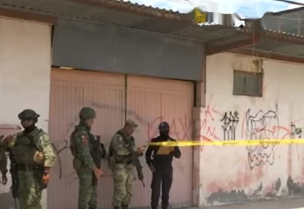 Un hombre fue encontrado ejecutado de varios impactos de arma de fuego, en el interior de un taller mecánico, ubicado en la Colonia Los Reyes, en el municipio de Juárez.