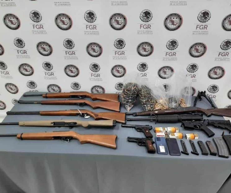 Detienen a tres con material bélico