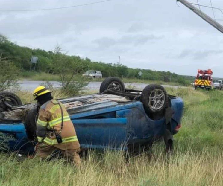 Reportan volcaduras por lluvias sobre Carretera Nacional