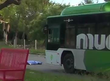 Un hombre falleció tras ser atropellado por un transporte urbano, ayer en el municipio de Juárez, por un transporte de la Ruta Villa Olímpica.