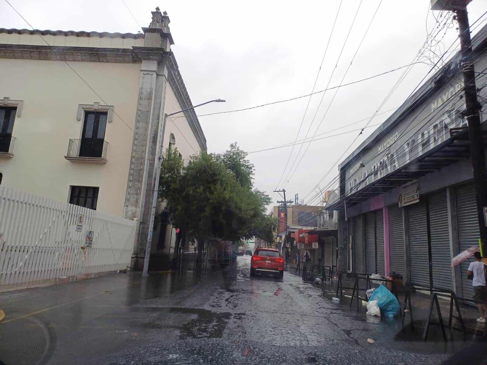 Bastaron unos minutos, para que las principales avenidas de la zona metropolitana, se inundaran, debido a las lluvias generadas por la tormenta Tropical “Alberto”, causando que una gran cantidad de vehículos quedaran varados.