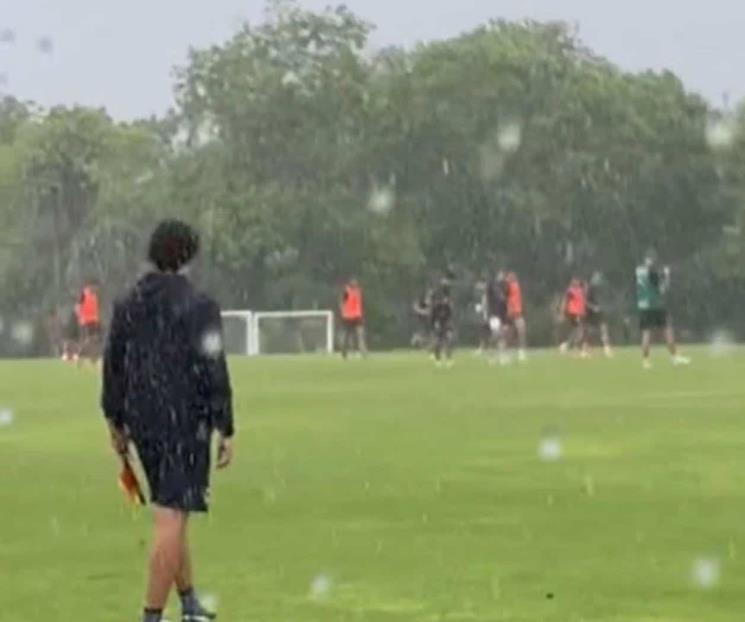 Entrena Rayados pese a lluvias en la Riviera Maya