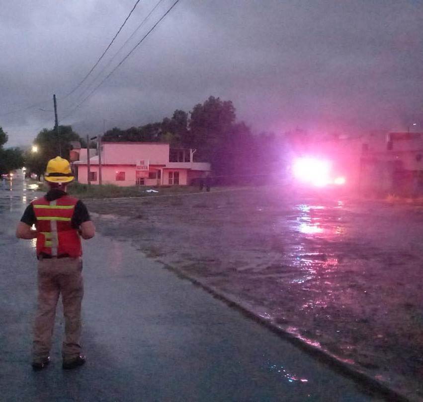Dos menores perdieron la vida en forma trágica al cruzar en su bicicleta por una calle inundada, donde tocaron un cable de aterrizaje de un poste de luz mercurial, que los fulminó en forma instantánea en el municipio de Allende.