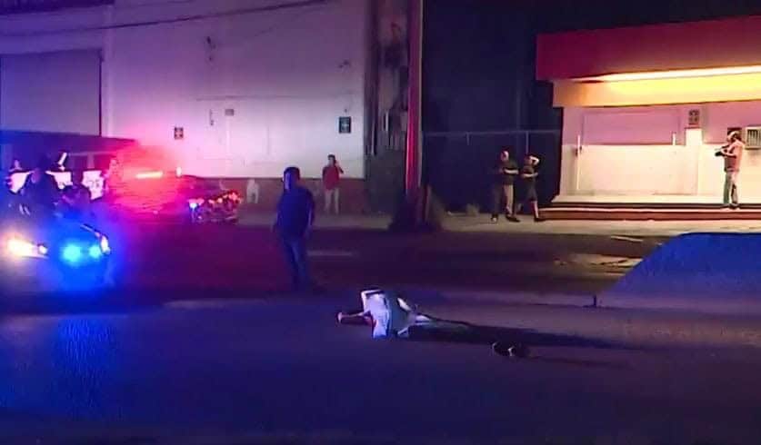 Un peatón falleció luego de ser atropellado por un transporte de personal que se dio a la fuga, la noche del martes en el municipio de San Nicolás de los Garza, el presunto se dio a la fuga.
