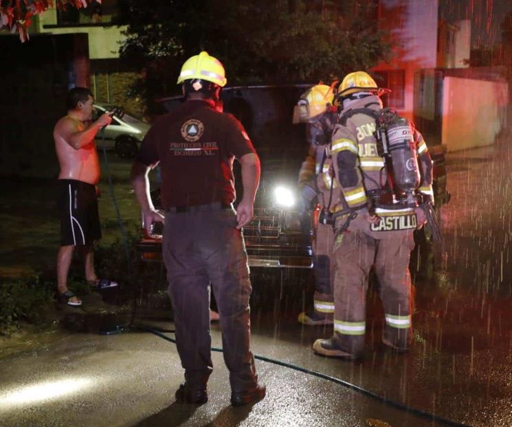 Arde camioneta en Escobedo