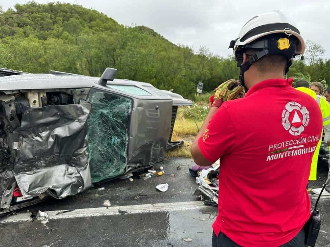 Dos personas lesionadas, fue el saldo que dejó la volcadura de una camioneta, en un tramo carretero del municipio de Montemorelos, debido a las remanentes de la Tormenta Tropical “Alberto”.