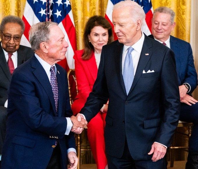 Mike Bloomberg dona casi 20 mdd a campaña de Biden