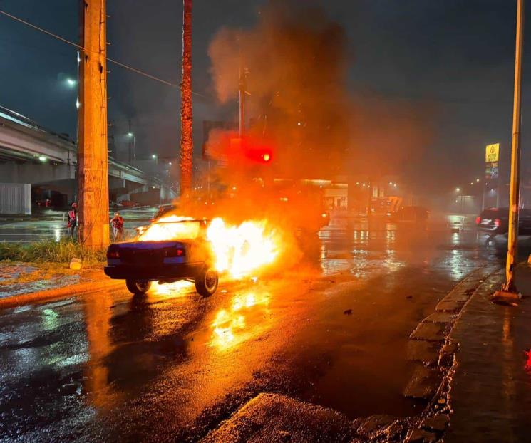 Arde vehículo al esperar semáforo