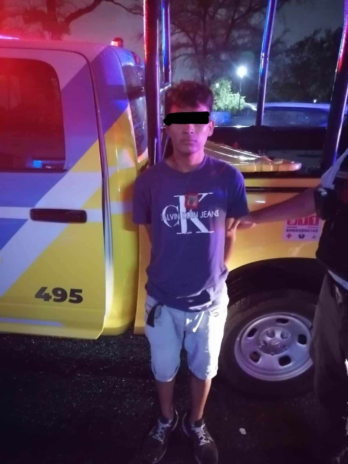 Un joven fue detenido por oficiales de la Policía de Monterrey, al presuntamente ir arrastrando una motocicleta sin llantas, con reporte de robo.