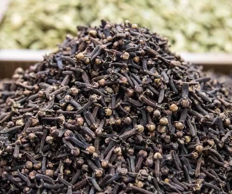 El clavo cura las infecciones de garganta y bucales