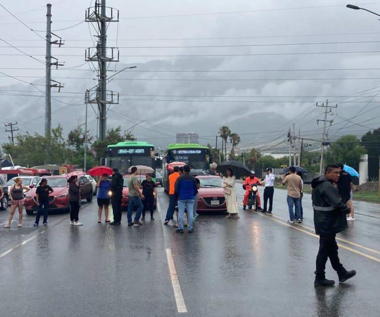 Protestan por falta de luz y agua tras el paso de “Alberto” Protestan por falta de luz y agua tras el paso de “Alberto”
