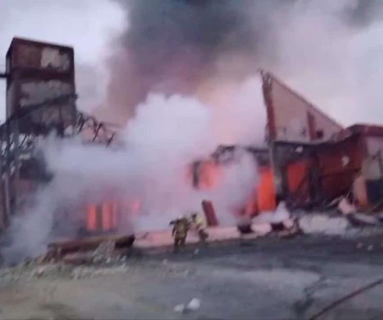 Continúa combate de incendio en empresa de la Bella Vista