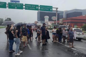 Vecinos bloquean Carretera Nacional por falta de luz y agua