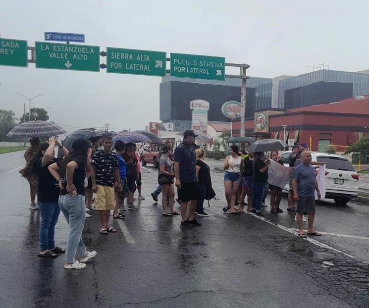 Vecinos bloquean Carretera Nacional por falta de luz y agua
