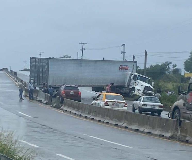 Derrapa tráiler en Allende